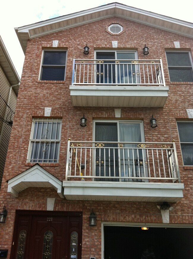 Building Photo - 221 South St