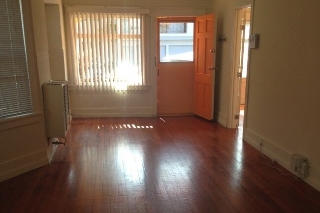 puerta de entrada de la sala de estar - 310 Cerritos Ave