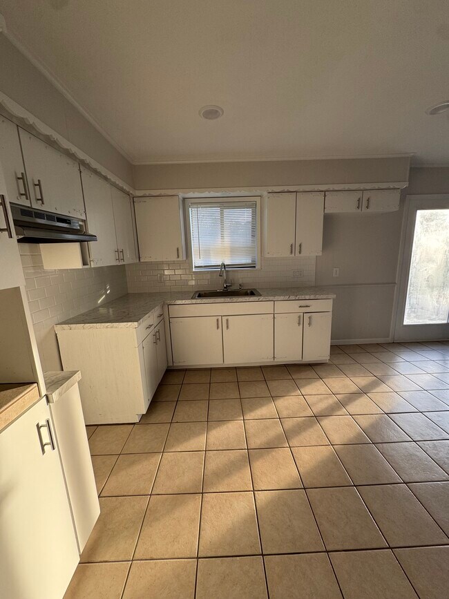 Kitchen - 903 Corinth Rd