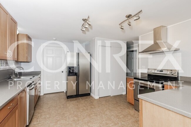 Building Photo - Adorable 4 Bedroom in Englewood