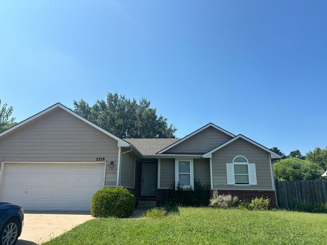 Primary Photo - Spacious 4 Bed 3 Bath Home