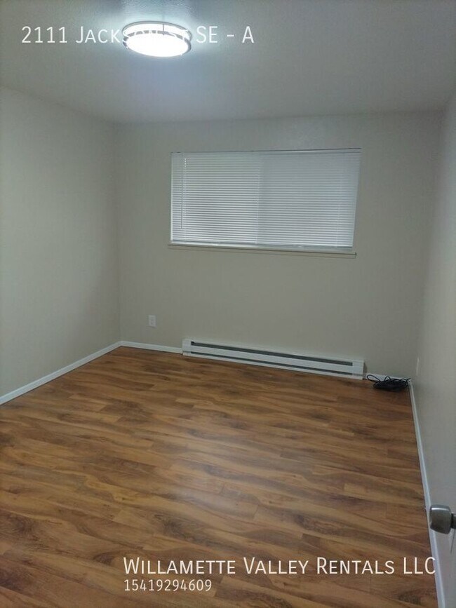 Building Photo - Unit available in Albany