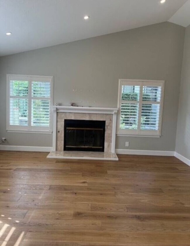 Foto del edificio - Beautiful Remodeled Home in highly desirable Laguna Lake Neighborhood