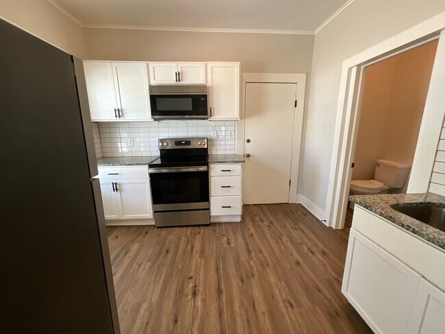 Building Photo - Charming 3 bedroom/1.5 bathroom REMODELED ...