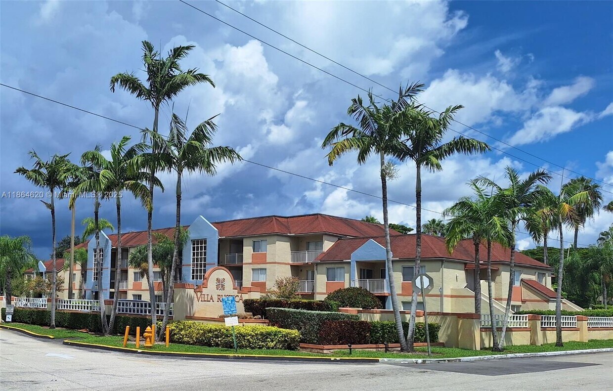 Foto principal - 18810 NW 57th Ave