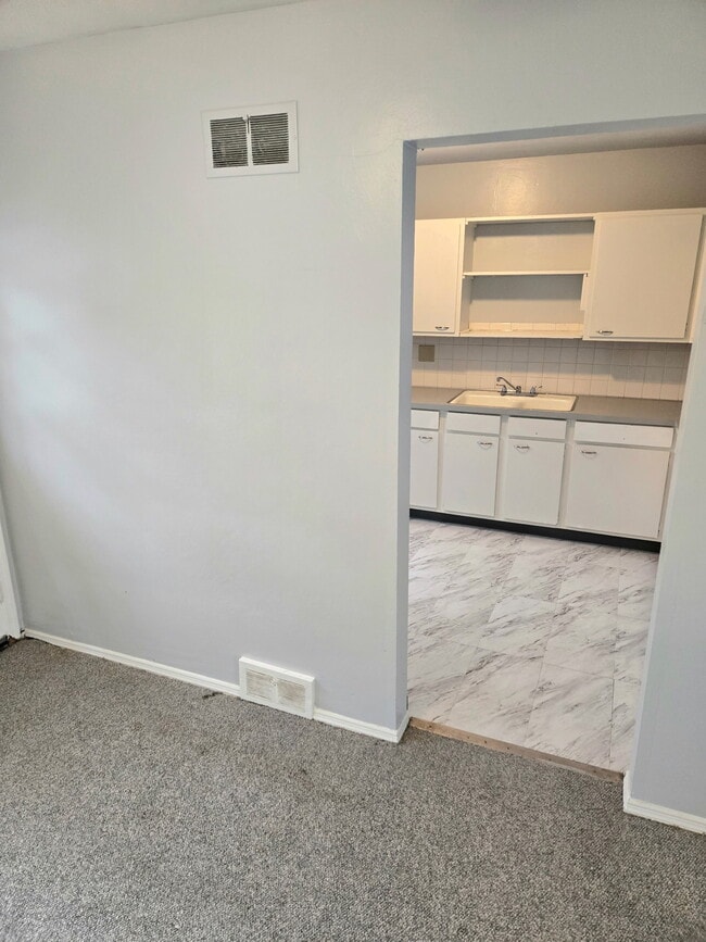 Building Photo - 7035-7045 Paxton Rd