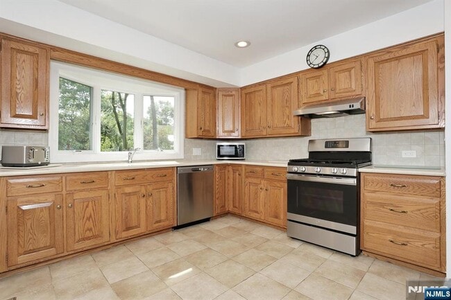 Building Photo - 253 Jeffer St