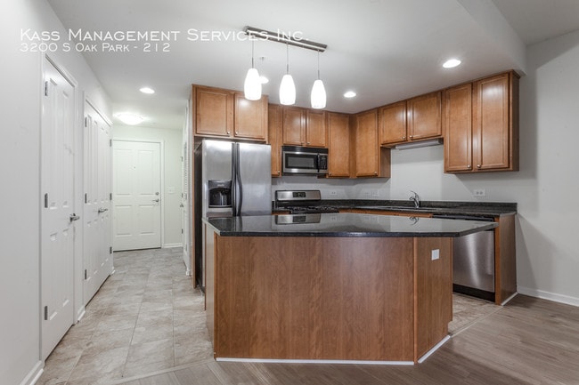Building Photo - ReVerb Century Station Apt! (3200 S Oak Park)