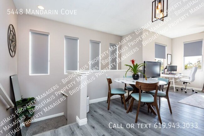 Building Photo - Make This Bright, Cozy And Centrally Townh...