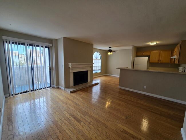 Building Photo - 3 BED / 2 BATH CONDO!!