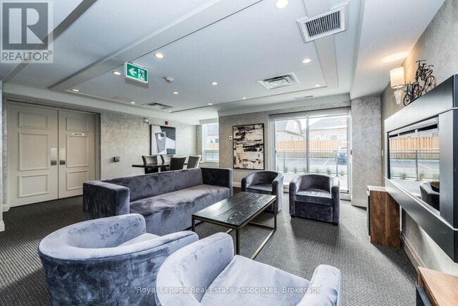 Photo du bâtiment - 40 Via Rosedale