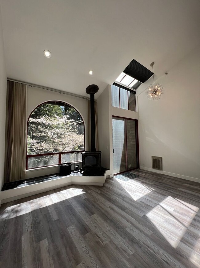 Building Photo - 969 Square foot Two bedroom, two bath cond...