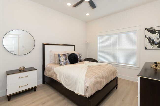 Foto del edificio - 4902 Higgins St