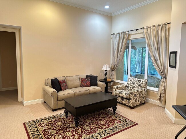 Building Photo - Must See, 4/3 furnished, Walking Distance ...