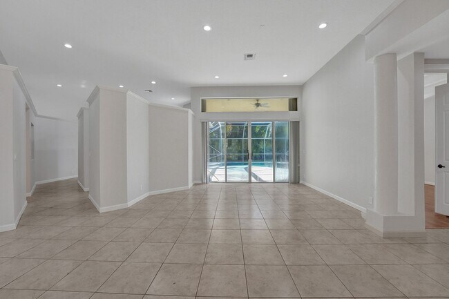 Foto del edificio - 4 bedrooms 3.5 bathrooms , 3 car garage