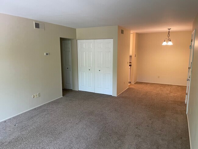 Living Room - 2118 Pauline Blvd