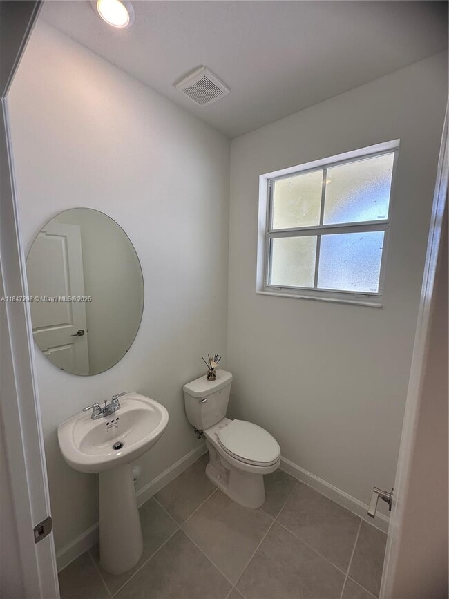 Foto del edificio - 2627 SE 28 Street