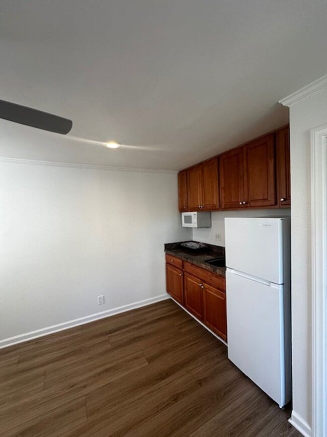 Building Photo - Charming studio