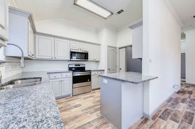 Building Photo - Stunning 3 bedroom 2 bathroom home in Sout...