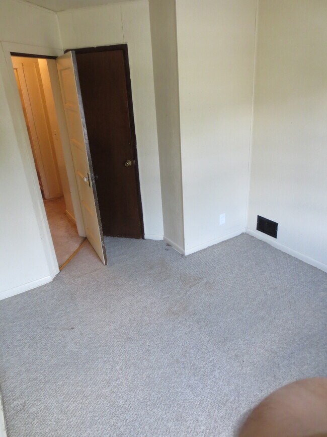 Foto del edificio - 339 Hemlock Dr