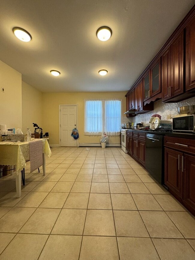 Building Photo - HOT BROOKLINE LISTING!!!!!