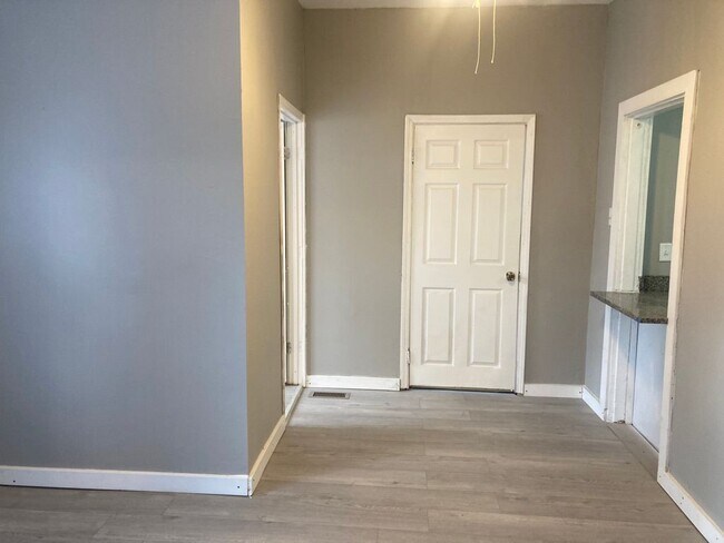 Foto del edificio - 1291 Purcell Ave