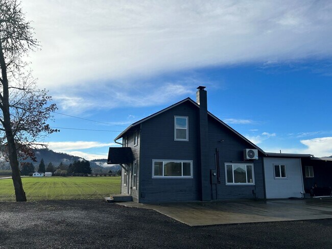 Foto del edificio - Updated 4 Bedroom House With Country Setting