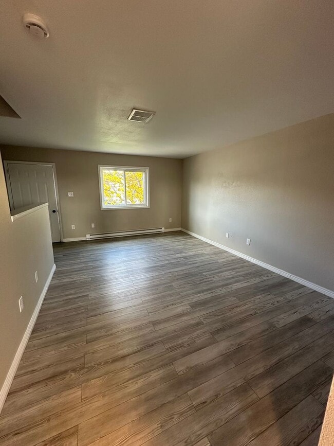 Foto del edificio - BEAUTIFULLY UPDATED 3 BEDROOM, 2 BATHROOM TWIN HOME WITH ATTACHED 1 CAR GARAGE