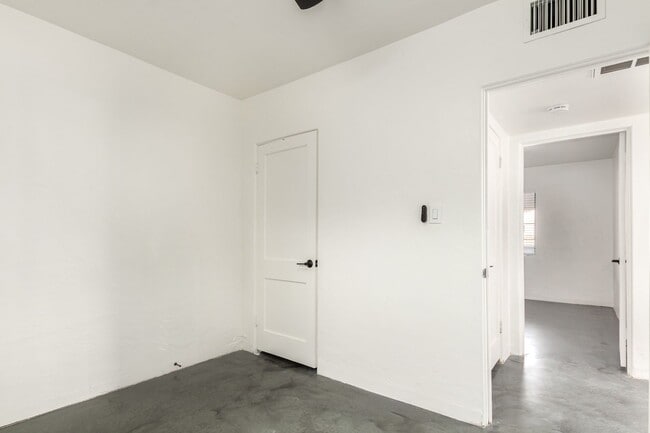 Photo - 2452 E Amelia Ave Apartment