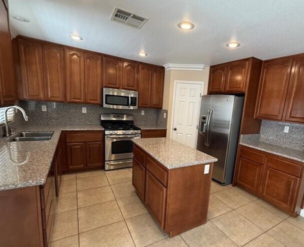 Building Photo - 5565 Golden Palms Ct