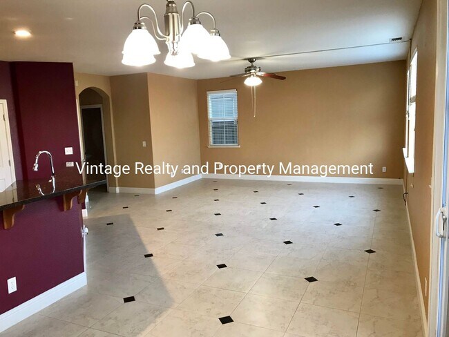 Foto del edificio - Available Now!!Top Of The Line 4 Bedroom Two Story Home!!!