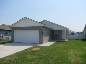 Building Photo - 12086 W Renshaw Ave