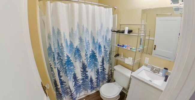 Foto del edificio - Pet Friendly + Washer & Dryer Included + Off-Street Parking! Available August 5th!