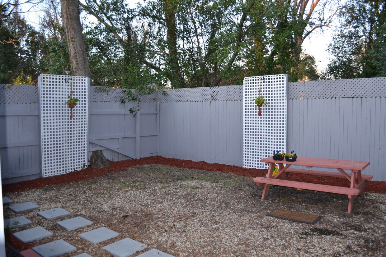 Small fenced-in yard - 4 Moultrie Ct