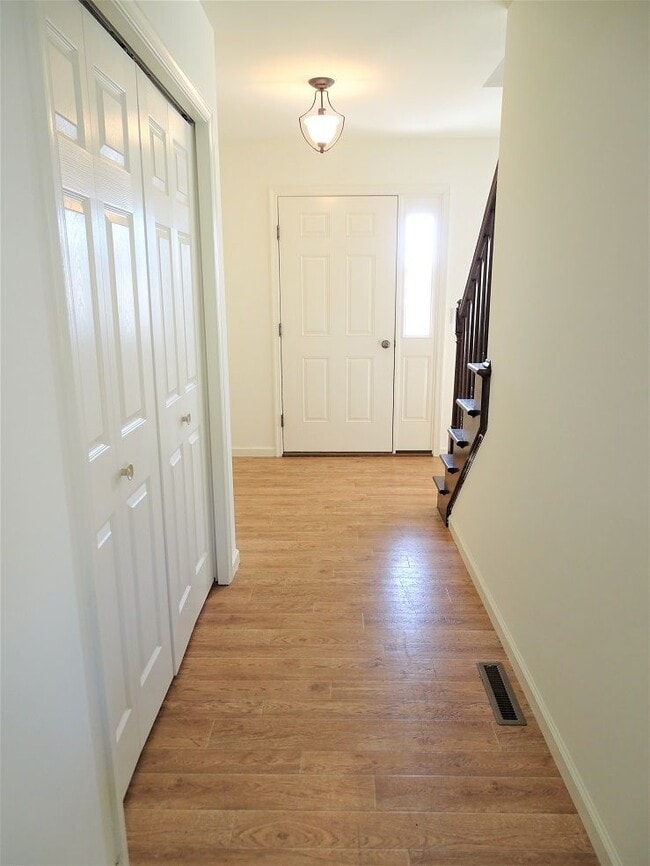 Building Photo - 303 Meadow View Dr