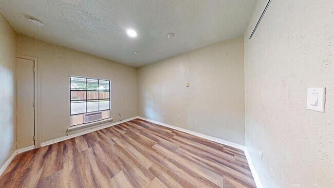 Foto del edificio - 5690 Pensacola Dr