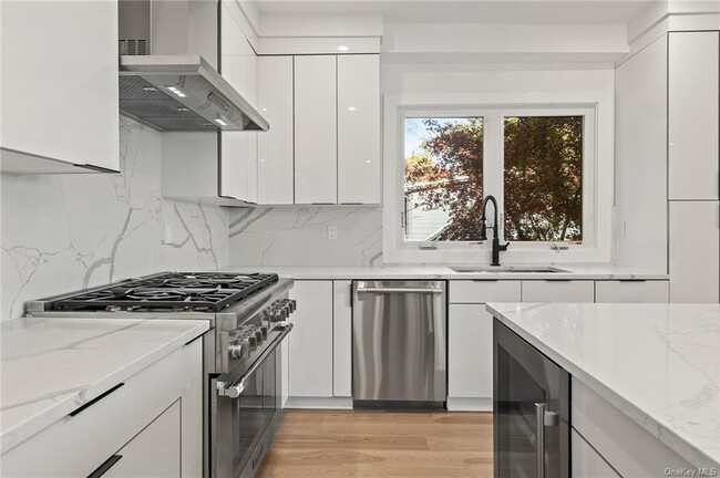Building Photo - 305 Hudson Terrace
