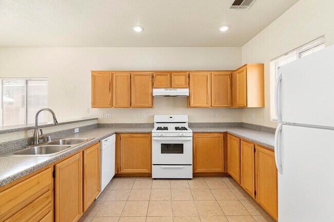 Foto del edificio - Gated Community!! Beautiful Large 2-Story 4bd/2.5ba Home w/ 2-Car Garage!!!