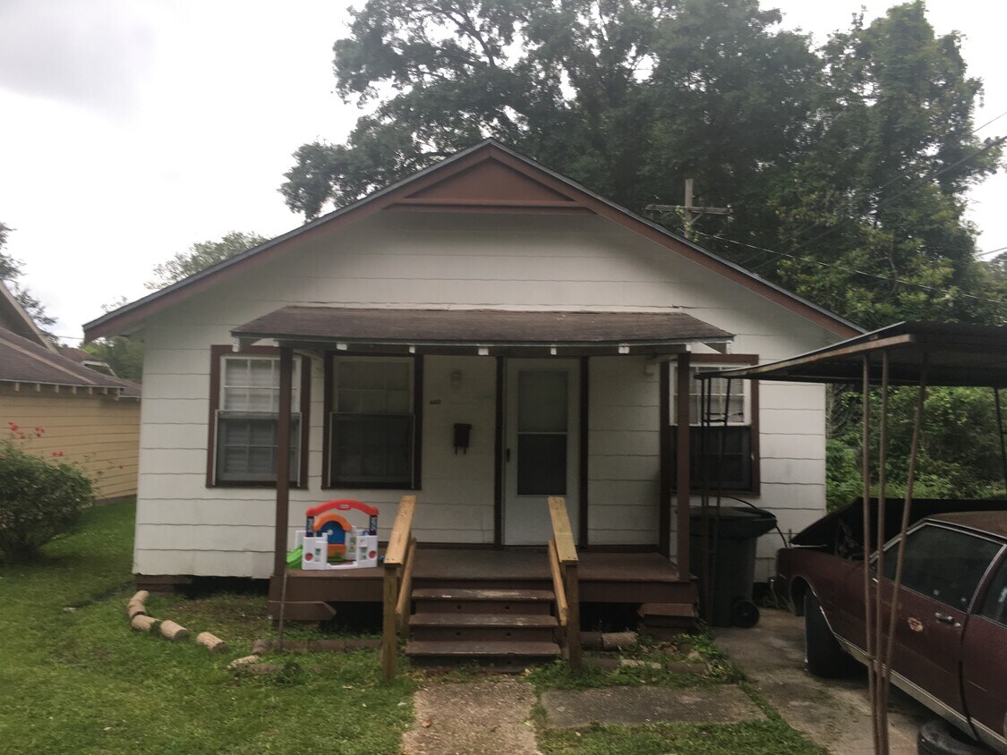 Frente - 4460 Bessemer Ave