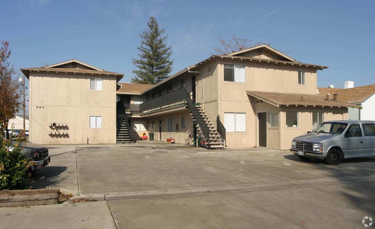 684 W G St, Oakdale, CA 95361 Apartments in Oakdale, CA