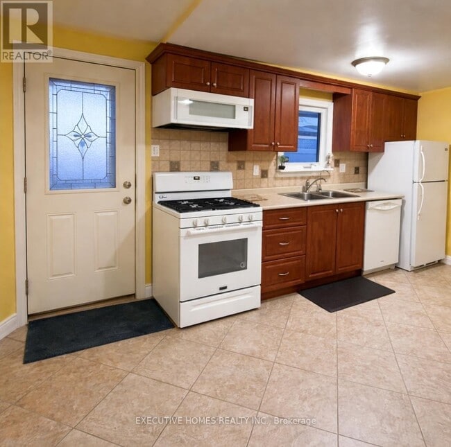 Building Photo - 2 Clubhouse Ct