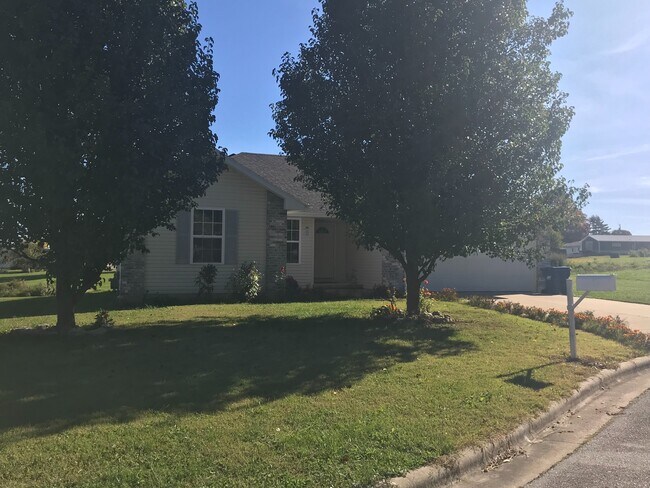 Building Photo - Updated 3 bedroom 2 bathroom home in Clever