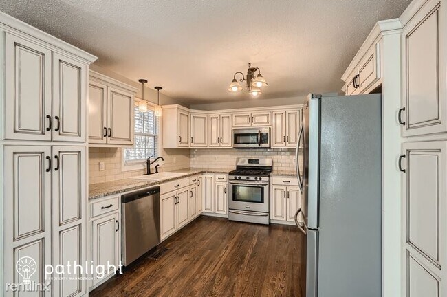 Building Photo - 4 br, 2.5 bath House - 1 Bainbridge Drive ...