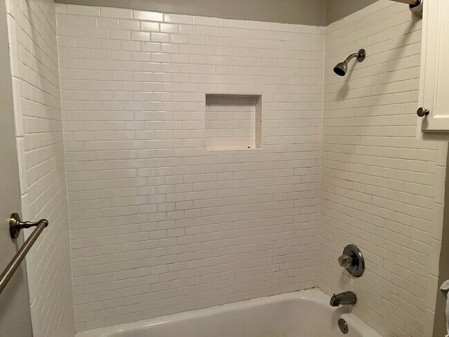 Building Photo - Cute 1/1 Close to Downtown!!