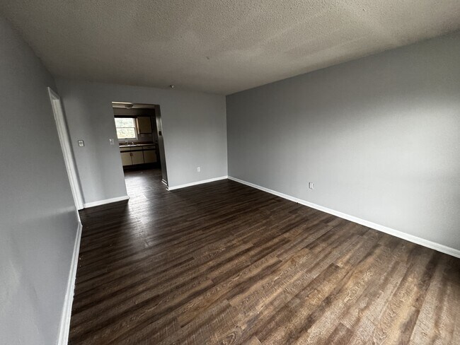 Foto del edificio - 110 Paynes Ford Rd