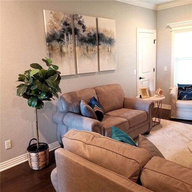 Building Photo - 5810 W Cane Hill Dr