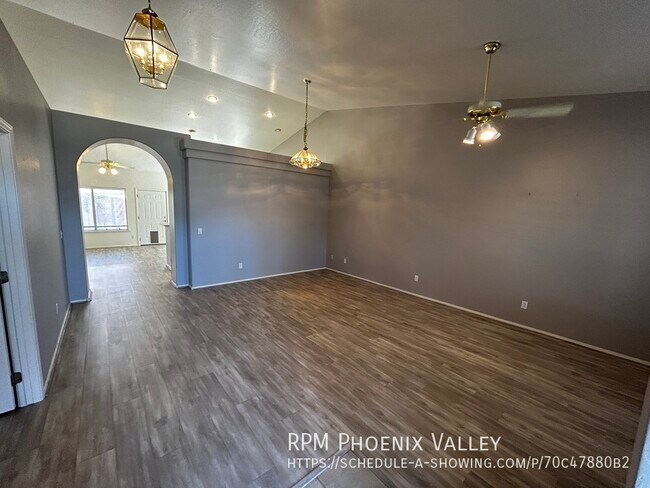 Foto del edificio - Lovely Single Level 4x2 Mesa home W/ 3 Car...