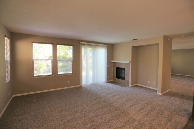 Building Photo - Gorgeous Home located in the heart of Patt...