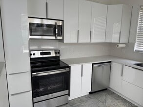 Building Photo - 4106 NE 22nd Ct