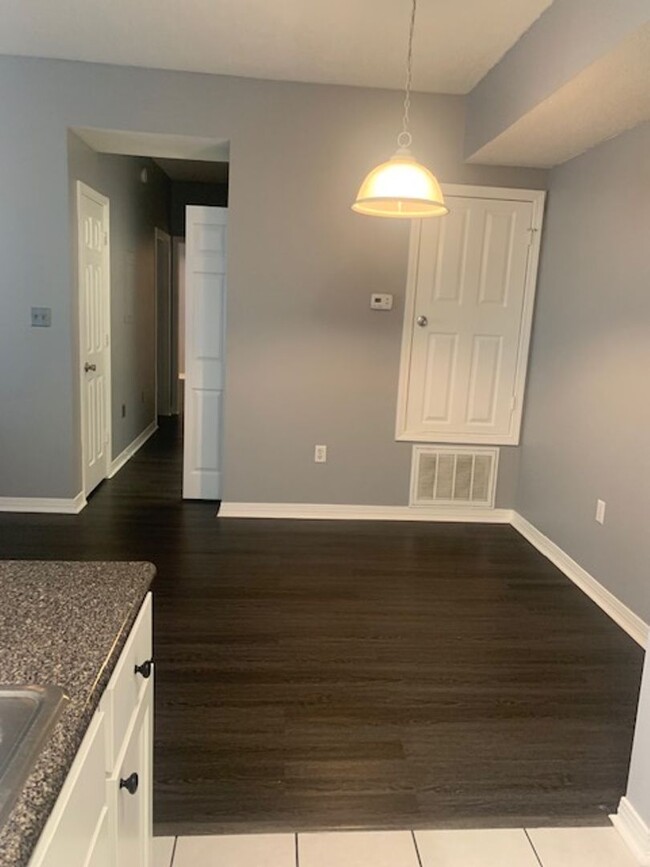 Building Photo - Charming First Floor Condo